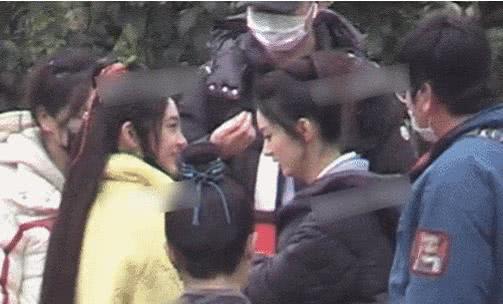 『赵丽颖』32岁赵丽颖已无少女感？和22岁周洁琼同框，差距一清二楚