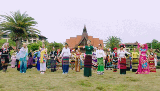 [西双版纳]一叶王莲做轻舟！云南西双版纳王莲竟可以托起傣族成年美女（图）