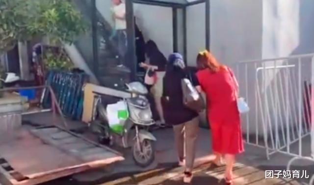 杨天真|杨天真切胃后首现身，忍受疼痛录节目，身价上亿到底为何这么拼？