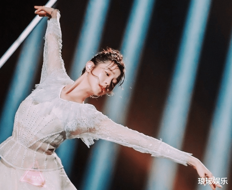 张艺凡|硬糖少女机场合体，陈卓璇对镜头大方打招呼，张艺凡却有点不自在