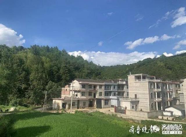 半岛晨报|起底警方悬赏30万的凶手！6天致3死1重伤，另有一辅警抓捕中牺牲