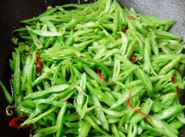 @三月,宁愿少吃猪肉,也别错过此菜,钙质胜过牛奶,个头长得快