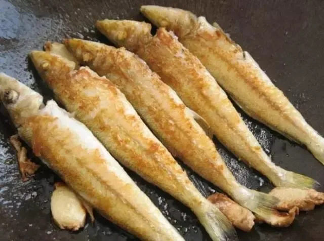 不粘锅▲不管煎什么鱼，别傻傻直接下油锅，大厨教你一招，鱼皮不破不粘锅