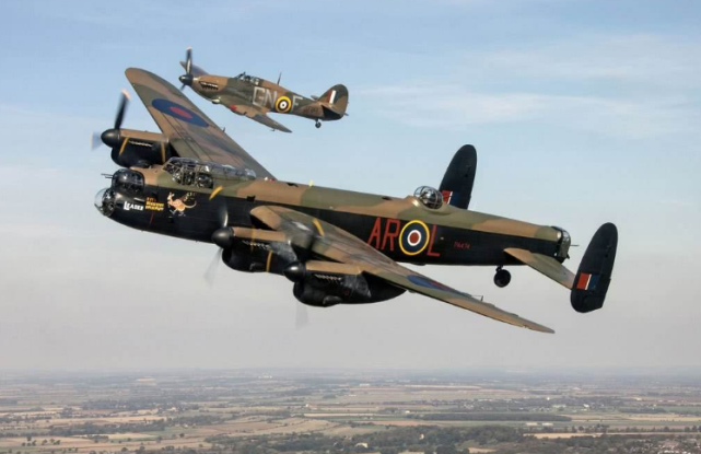 飞行员|52名飞行员冒死炸大坝，上亿立方洪水倾泻而下，3万平民被淹没