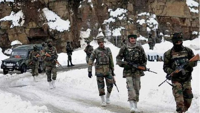 『印度』大批99坦克现身边境，印军撤离班公湖，俄军称此举很明智