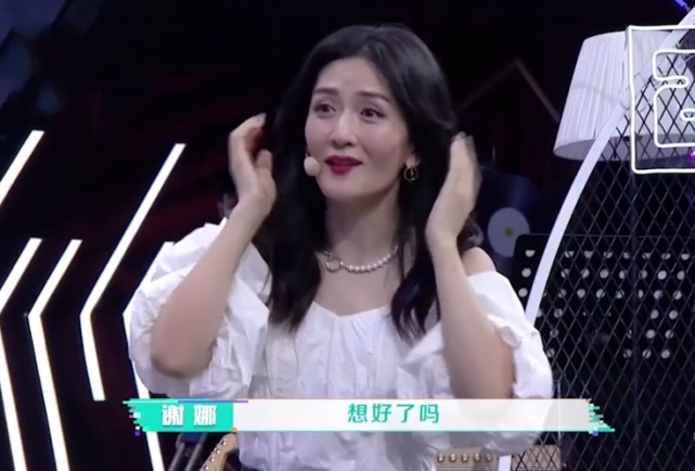 谢娜|谢娜给张杰打电话撒娇，有谁注意baby的表情？羡不羡慕很明显