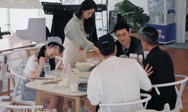 黄梅戏|赵丽颖李浩菲坐一块吃饭，两人坐姿成鲜明对比，妇女和少女的区别