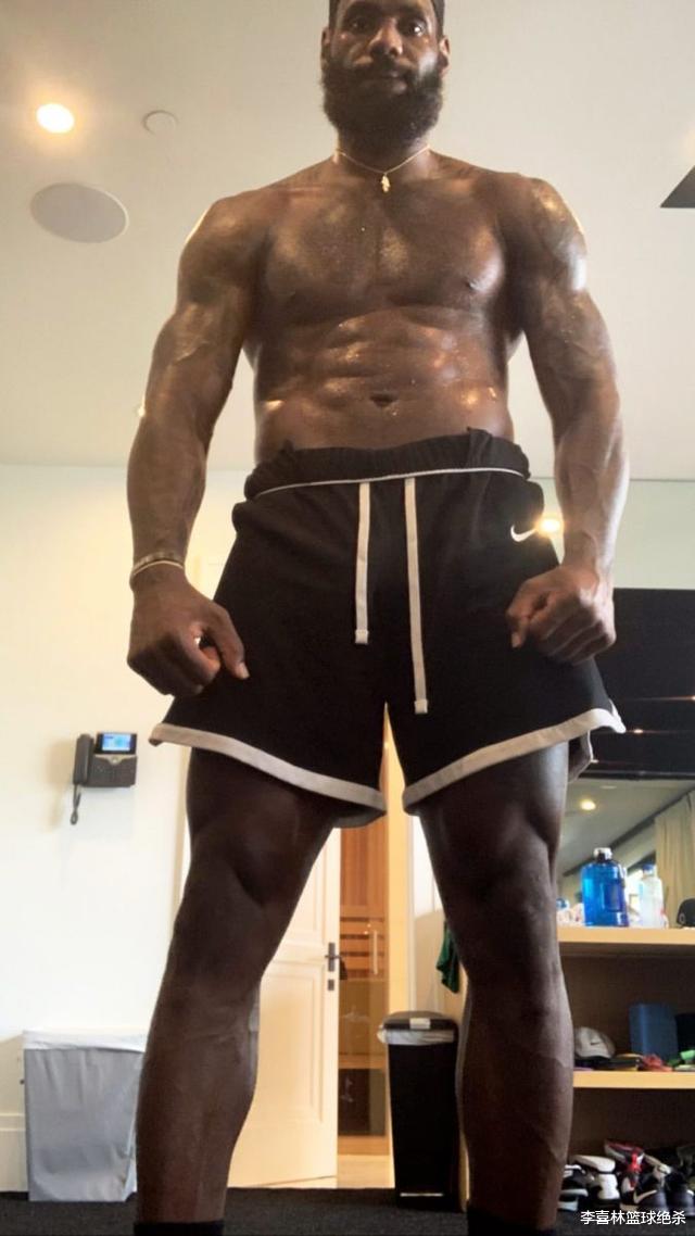 #勒布朗·詹姆斯#疯狂撸铁！詹皇停摆49天更壮了，大胡子魔鬼筋肉人狂饮桶装水