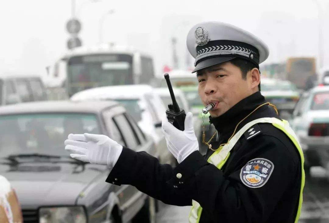 交通法规▲后排座椅放倒被扣3分罚500元,车主讨要说法,后排休息也不行了?