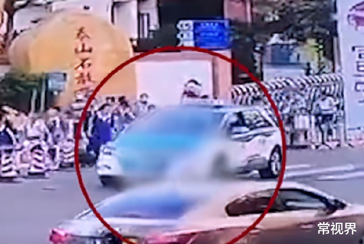 常视界|严惩不贷！深圳一出租车撞倒学生后再撞奥迪，疑似开车在玩手机！
