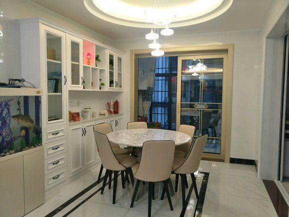 找熟人装修花了18万！完工效果还真不赖，尤其满意客厅部分装修