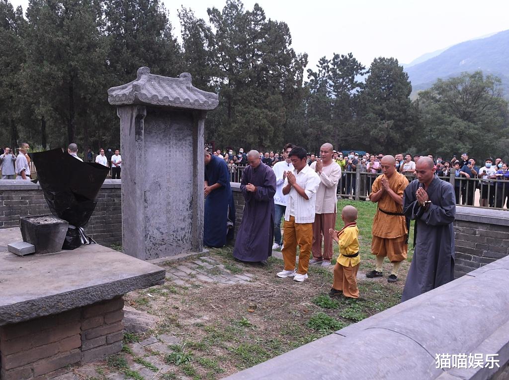 王宝强|王宝强重返少林寺,与师兄弟相见心情大好,扎马步打拳功底依旧过硬