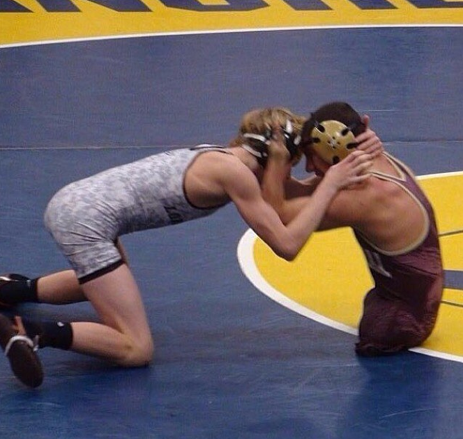 摔角|四肢只剩一只手却比你还壮，他健身、摔角、扮僵尸活出精彩人生！