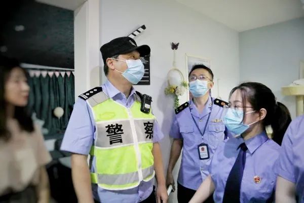 浙江法制报|私人影院包厢设床铺房门可内锁，片源是否合法？有没有未成年人进入？