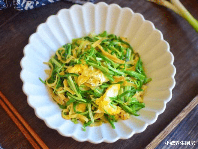 蒜苗|夏天,宁可少吃猪肉,也要多吃此菜,简单易学,鲜香还入味