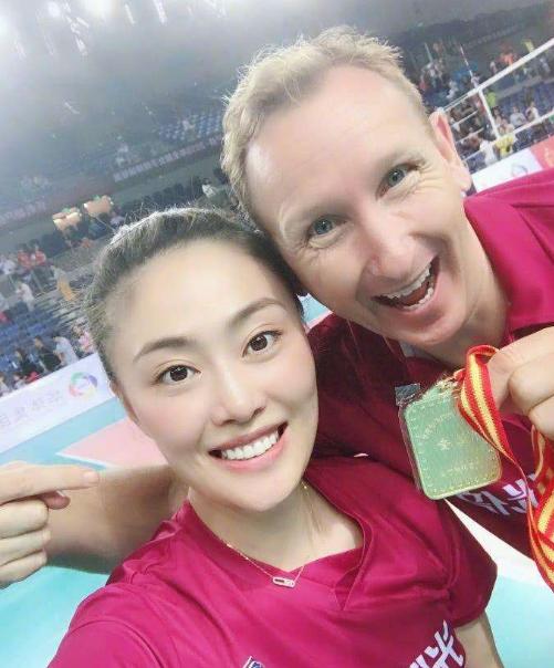 『女排』中国女排名将嫁美国白人，住豪华别墅，为9月大女儿庆生