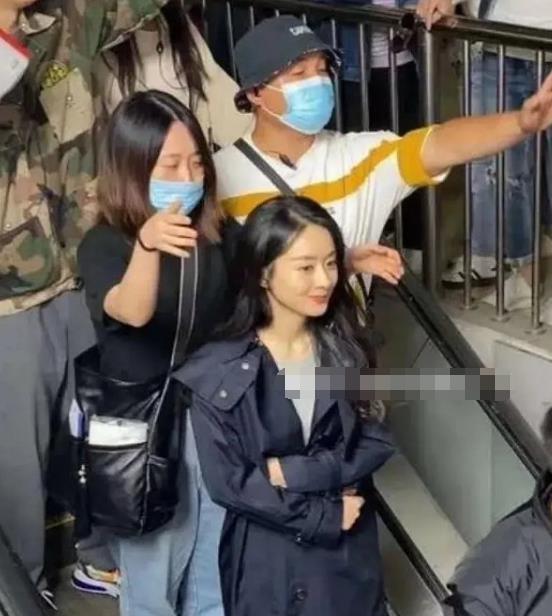 赵丽颖|赵丽颖上商场被抓拍，离开打光精修后，这颜值路人都不敢相信