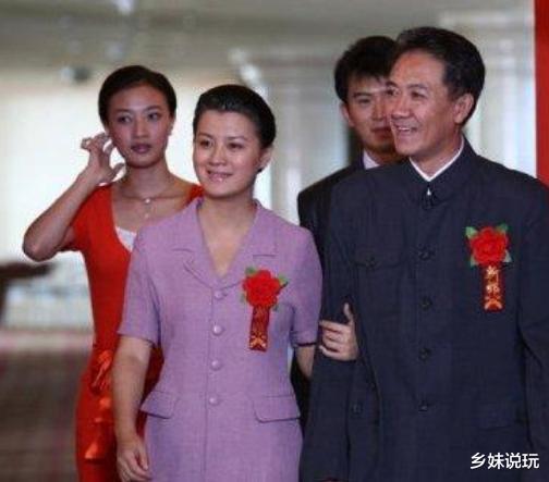 李幼斌|李幼斌：与24年原配离婚，娶3婚史兰芽，看看岳父是谁就明白了