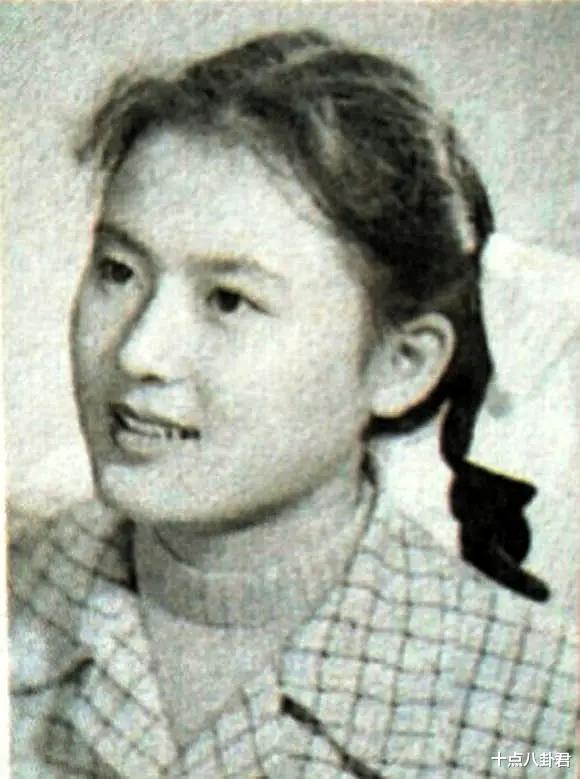 保密局的枪声|《保密局的枪声》女主角向梅：42岁才走红，83岁依然美丽优雅