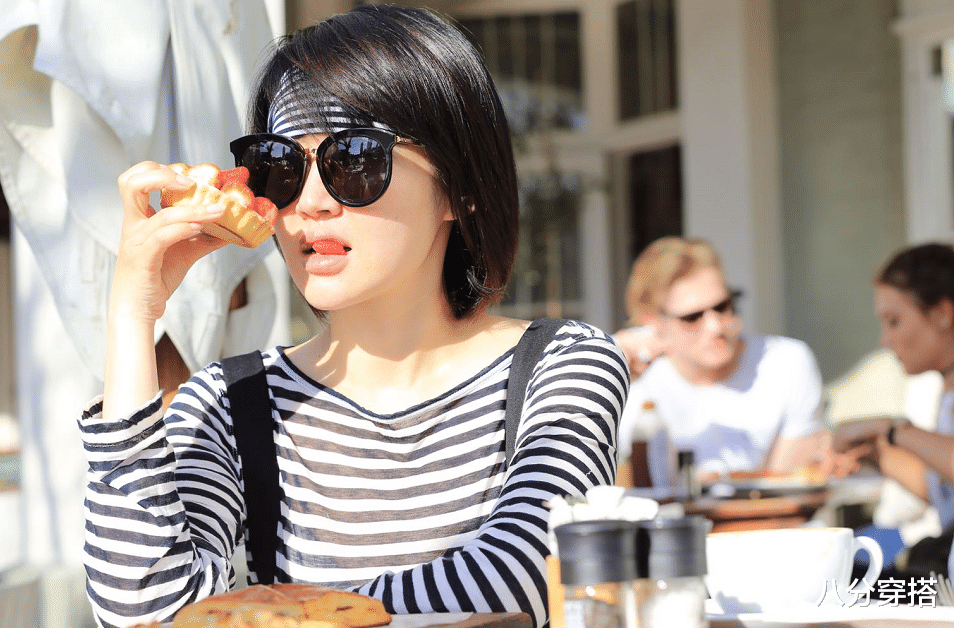 t恤|许晴连吃个派都好时髦,穿条纹T恤配背带裤,配套条纹发带太讲究