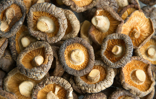 『癌细胞』藏在身边的4种“致癌物”，尽量少吃，贪吃或会滋养癌细胞