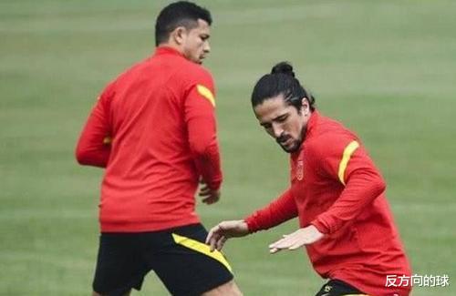 【国足】国足战上港首发冷门多！李铁弃用队长蒿俊闵，洛国富艾克森搭档成最大亮点