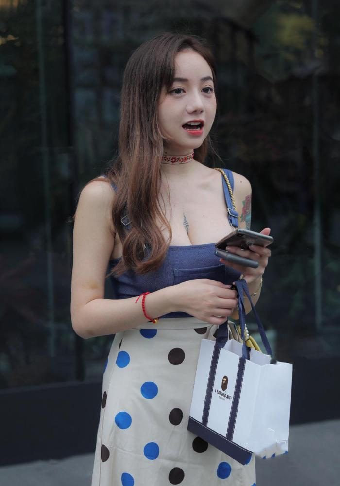 穿衣搭配|蓝紫色牛仔背带衣，搭配波点裙彰显青春活力感，简直美得不得了