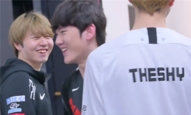 tes战队|IG与TES选手相视一笑，369却被喷上热搜，打开全是“舒服了”