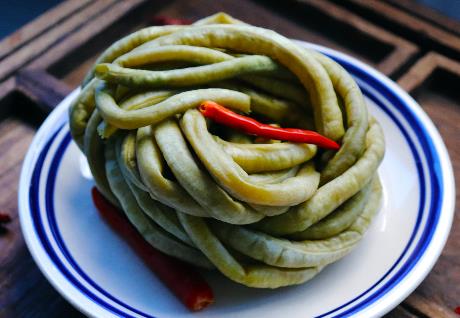 豆角|每年夏天我家必做酸豆角，一次腌10斤，干净卫生，放半年也不坏