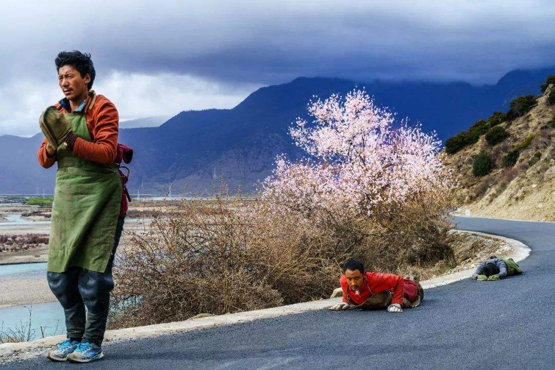 穷游|川藏线上穷游女的名声越来越差，当地老司机：再好看也不会停车