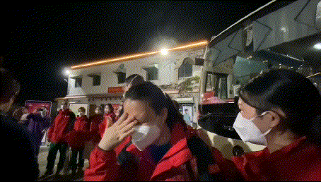 [黄冈]私家车自发鸣笛、市民摇旗迎接…英雄归来，请收下我们的敬意