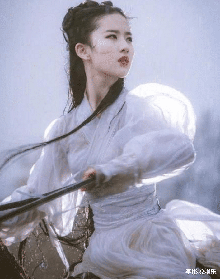 迈克尔·杰克逊:为什么刘亦菲“雨中骑马戏”被删?镜头转到她后背的瞬间,网友:不删不行