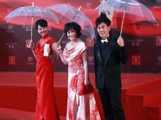 #周海媚#53岁周海媚和64岁刘晓庆同框走红毯, 网友：这差的不是一点呦