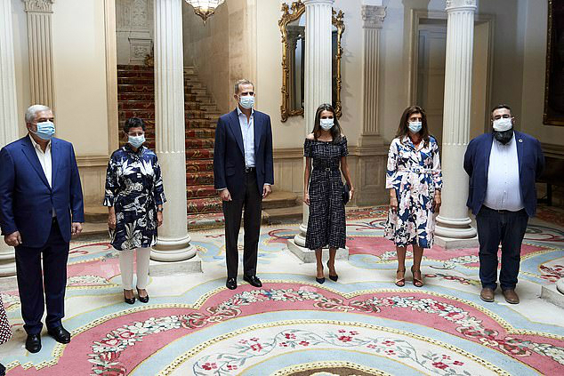 ZARA|西班牙王后高调营业!一字领秀完美直角肩,630元Zara裙我也能拥有