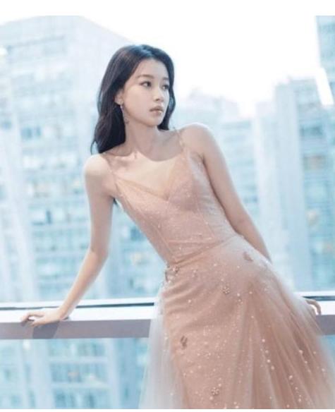 她因长得太美而被追求,24岁就生了孩子,今丈夫对她依旧宠爱