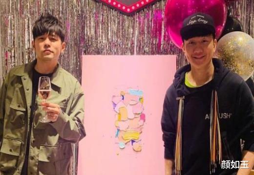 #周杰伦#乐坛两大天王同台做节目,周杰伦真的不愧是红了十几年的偶像!