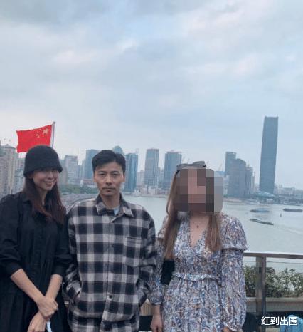 蔡少芬|蔡少芬一家五口齐现身，为好友陈浩民庆生，奶爸张晋怀抱小儿子