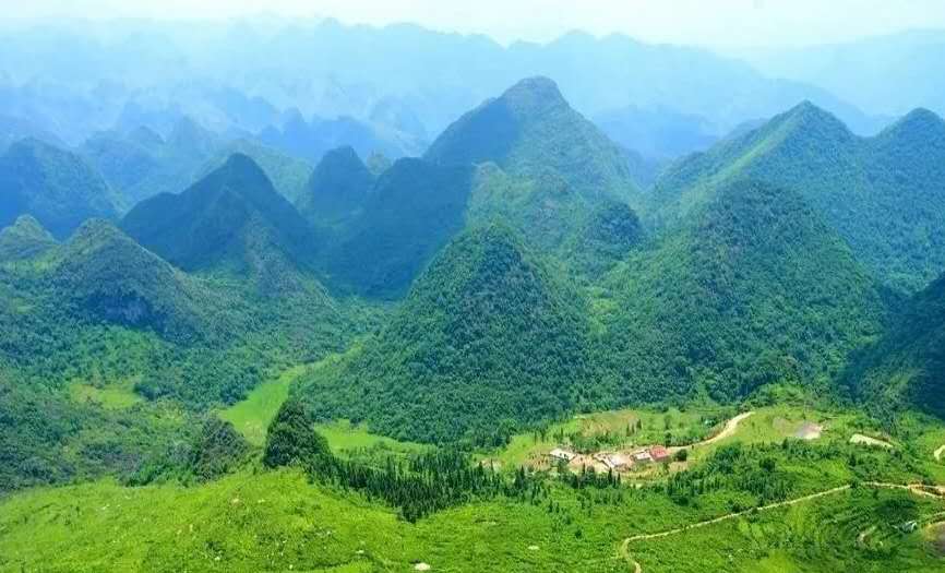 「清远」清远阳山莫六公山徒步之旅，走在山脊之巅，看草原峰林