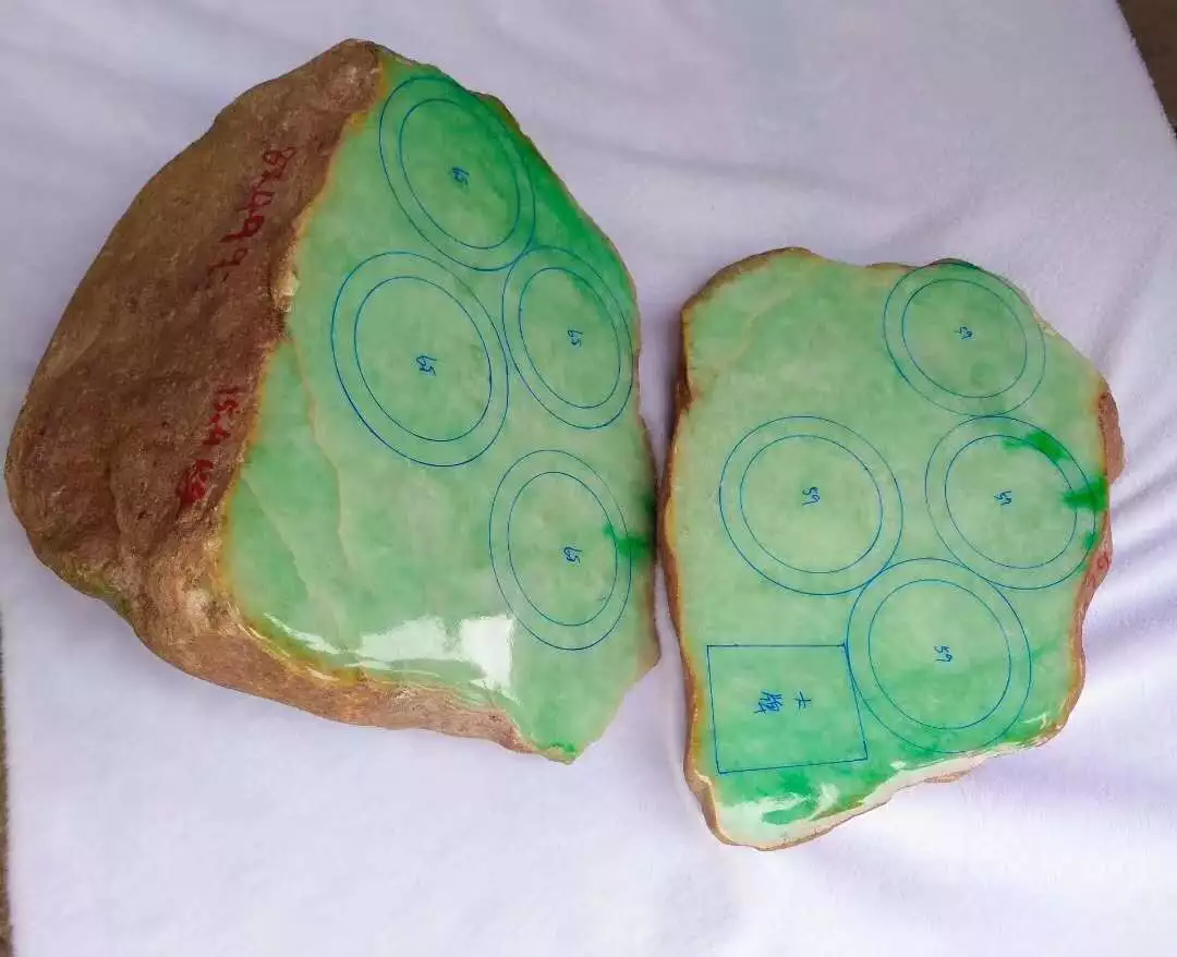 古钱币|小伙高价入手的翡翠原石，切出18条满色手镯，简直不要太劲爆！