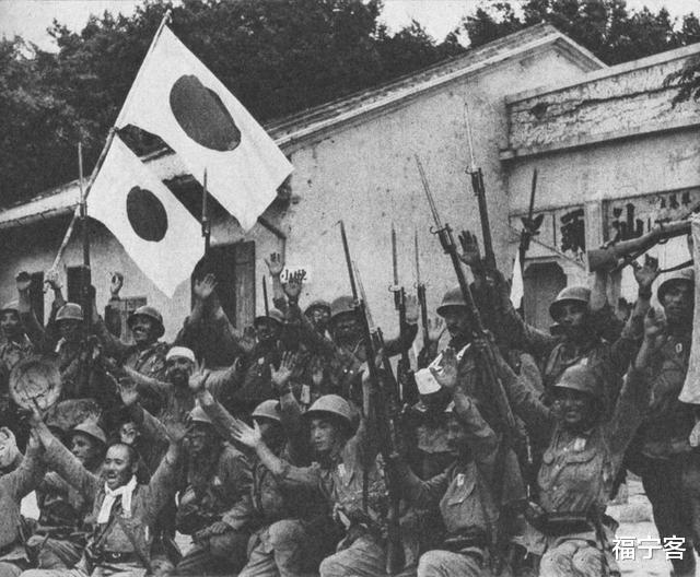 日寇|妇女赤身裸体死于马路边上，1937年日寇在安徽某地屠杀后惨象