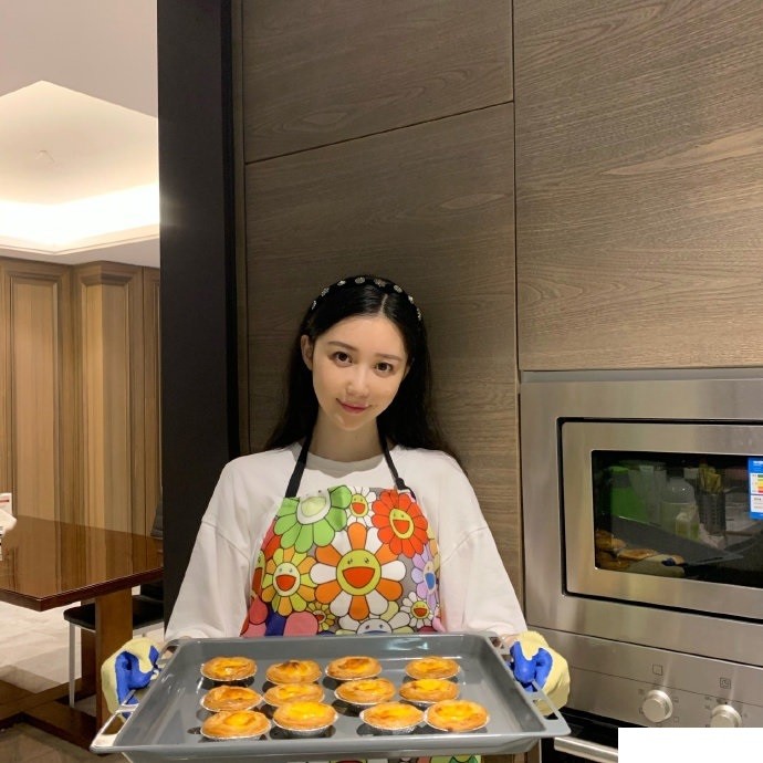 潘玮柏|潘玮柏晒一家四口合照官宣结婚,女方气质好形象佳,吴昕却被拉出来遛