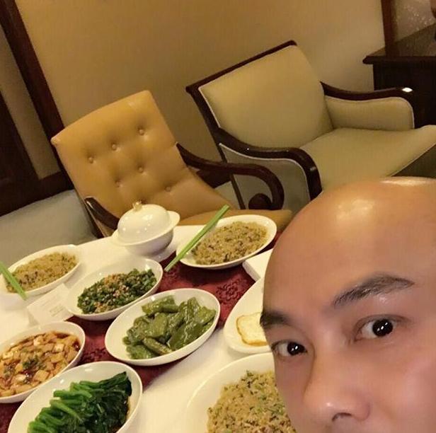 「」张卫健晒出自己的家，网友：夫妻俩都没孩子，家里缺少生气活力
