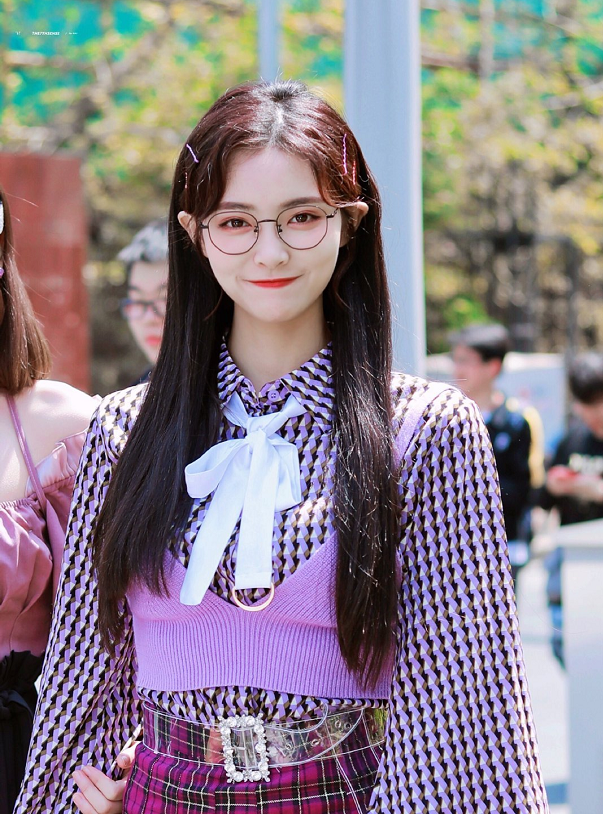 『短发』都说许佳琪短发太“油腻”？当看到罕见长发的样子后，被发型耽误的气质！