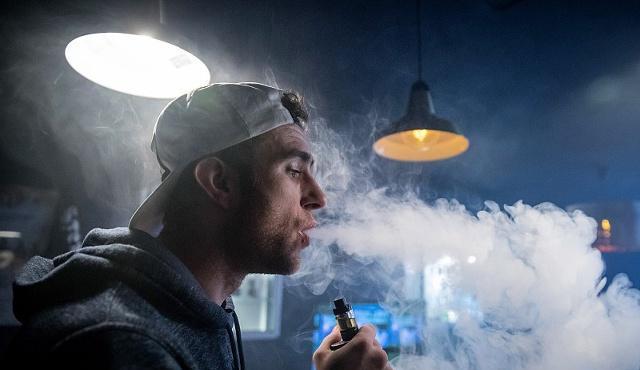 电子烟|“它”的危害可能不比香烟差，国外开始禁止，中国人或许还当宝贝