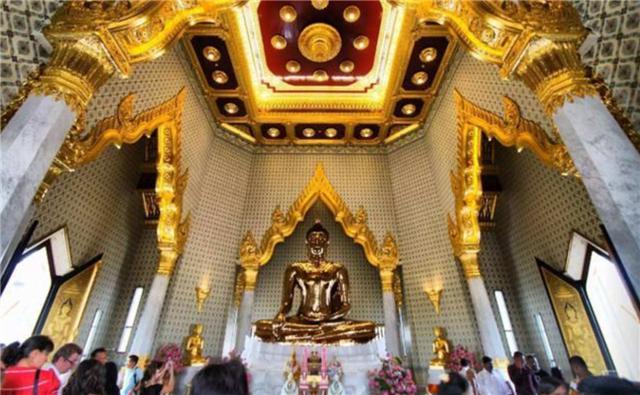 「佛教」重达5.5吨的泥佛被遗弃200年，工人搬运时摔裂现真身：无价国宝