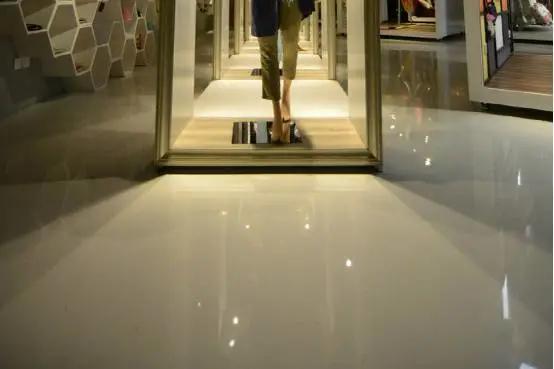 |有钱人家里门槛石都是这样装，一问老师傅，才知对财运好