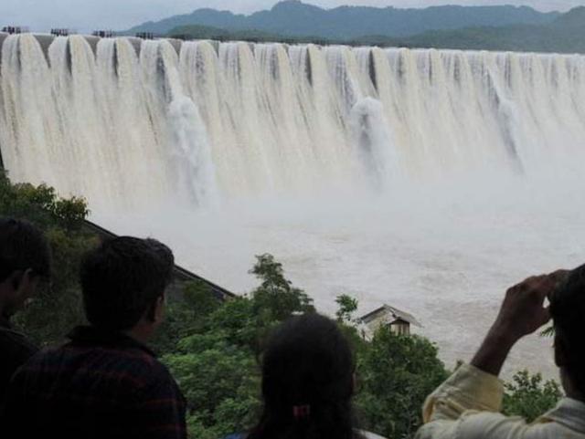 『』全球最“神秘”的瀑布，水流逆向往上走，当地人说出其中的奥秘