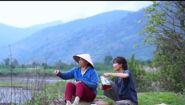 「李子柒」越南博主模仿李子柒，衣服发型连老人和狗都一模一样，太不要脸了
