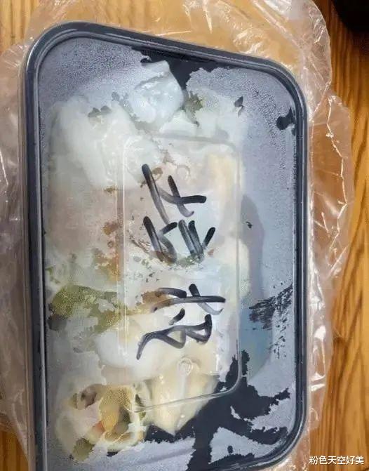 |花300雇她来铲墙皮，我是不是赚大了啊？醉翁之意啊，哈哈哈