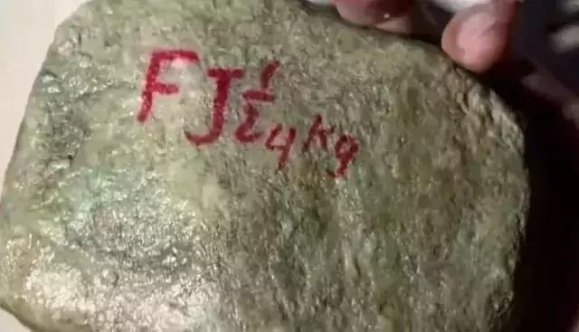 #翡翠#新婚夫妻云游瑞丽，用彩礼8万买下一块翡翠赌料，切开后两人呆了